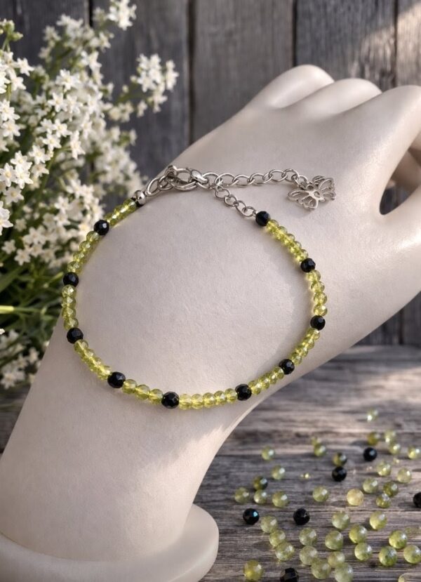 BRACELET PIERRES NATURELLES PERIDOT ET SPINELLES NOIRE FACETTEES