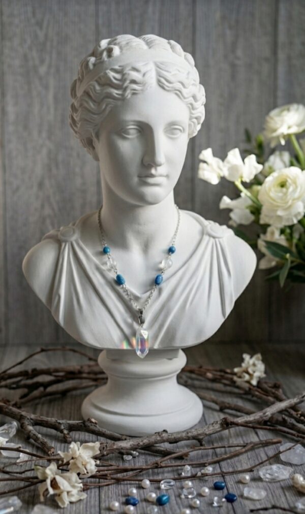 CHAINE ET PENDENTIF PIERRES NATURELLES SODALITE ET CRISTAL DE ROCHE