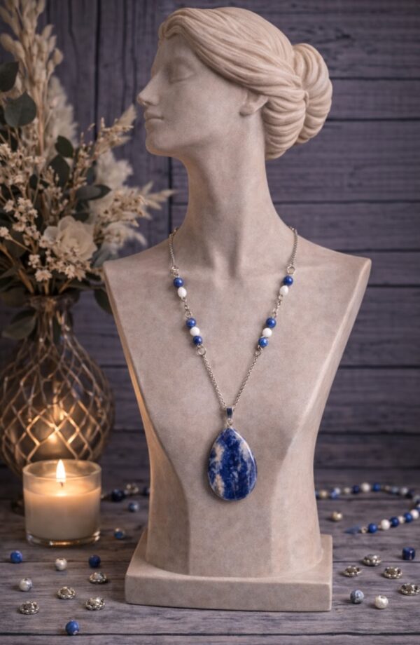 CHAINE ET PENDENTIF PIERRES NATURELLES SODALITE ET JADE BLANC