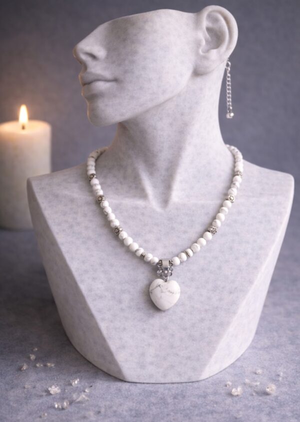 COLLIER RAS LE COU PIERRES NATURELLES HOWLITE ET PENDENTIF COEUR