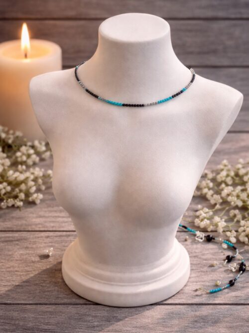 COLLIER RAS LE COU RIGIDE PIERRES NATURELLES APATITE, NACRE ET ONYX